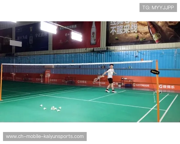 羽毛球健将连续扑救三次，仍救回关键球