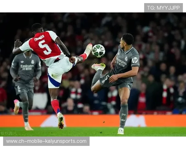 皇家马德里围攻禁区,贝林厄姆高空球争顶十分强硬 皇家马德里围攻禁区,贝林厄姆高空球争顶十分强硬