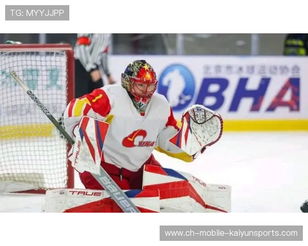 冰球前锋单挑整条防线，强行突破得手