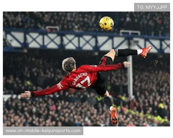 曼联前场连续传递抢眼，加纳乔抽射稍稍偏离